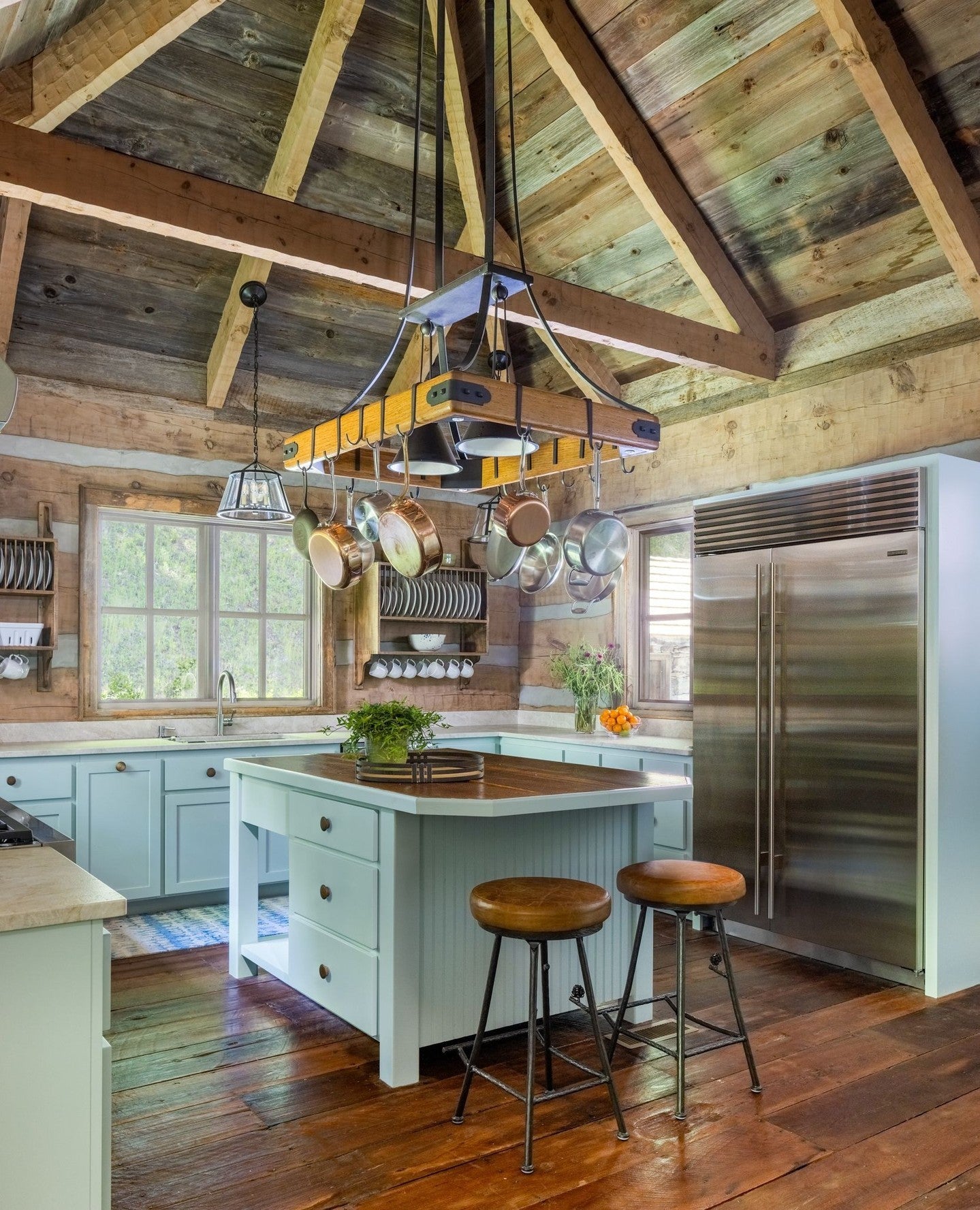 Interiors: Tom Stringer Design Partners⁠
Photographer: @wittefini_photo⁠ Modern kitchen with wooden ceiling beams and stainless steel appliances.